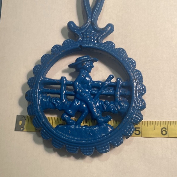 Vtg Pennsylvania Dutch Amish Boy Cast Iron Trivet 7 3/4" x 5 3/4" - Picture 4 of 8